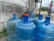 Vecinos deben recorrer largas distancias cargando botellones