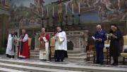 El rey Carlos de Inglaterra se convierte en el primer monarca británico en rezar públicamente junto a un Papa en 500 años