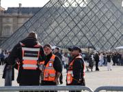 Salen a la luz imágenes de los ladrones con el botín del Louvre saliendo del museo