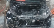 Un auto se incendió dentro de un taller mecánico: sufrió importantes daños