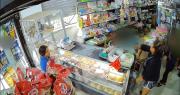 Video: Mujer golpea a un niño que atendía una tienda y al ser expuesta por las cámaras pide disculpas