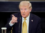 Donald Trump dice que los carteles del narcotráfico gobiernan México, pero que respeta a la presidenta Claudia Sheinbaum