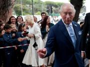 El rey Carlos III une religiones mientras su familia se desmorona