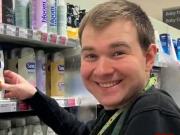 Un joven con autismo que era voluntario en un supermercado fue despedido cuando pidió que le paguen: la empresa rival lo contrató