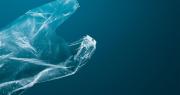 El misterio del plástico perdido: por qué sigue flotando en el océano después de décadas