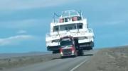 Cruzaron un catamarán por la ruta 40 en la Patagonia y tuvieron que tirarse a la banquina