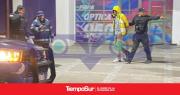 Pelea callejera en pleno cruce de avenidas en Caleta Olivia dejó un detenido