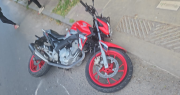 Fuerte accidente en Tolosa: un motociclista de 18 años chocó contra un auto y terminó internado