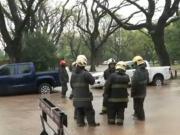 Se reventó un caño maestro en una esquina del Bajo Belgrano: los vecinos no pueden salir de sus casas por el agua y hay caos de tránsito