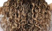 ¿Tenés el pelo ondulado? Así podés darles forma a las ondas este verano sin utilizar calor