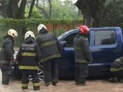 Una camioneta quedó atrapada por un caño roto en Belgrano