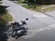 Violento choque de dos motociclistas en Tigre: ambos salieron volando por el aire tras el impacto