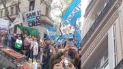 Una multitud se congregó en las afueras de la casa de Cristina