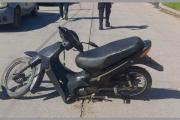 Moto se partió a la mitad en plena marcha y una pareja terminó en el piso