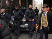 Se supo quién es el supuesto joven detective que apareció en una foto tras el robo al Museo del Louvre