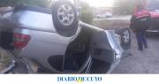 Perdió el control del auto y volcó en Pocito