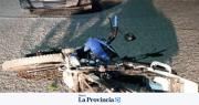 Violento choque entre un auto y una moto en Rivadavia