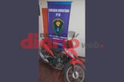 Una mujer intentaba encender una moto y se acercó la policía: era robada