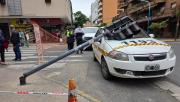 Peligro en pleno centro: un poste de semáforo cayó sobre un taxi