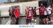 Volcó un micro de hinchas de Flamengo que viajaban para ver el partido ante Racing: hay al menos 16 heridos