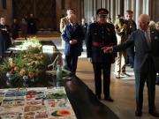 Un militante republicano increpó al rey Carlos III por la relación entre el pedófilo Jeffrey Epstein y su hermano, el príncipe Andrés