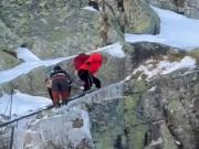 Una pareja intentó escalar el pico más alto de Polonia con su bebé de 9 meses en brazos y generó indignación en redes sociales