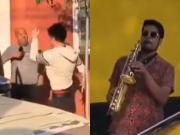 Escena surrealista: un artista callejero musicalizó una pelea entre conductores con el tema de Misión: Imposible