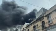 Voraz incendio destruye un galpón lindero a una escuela en Parque Patricios