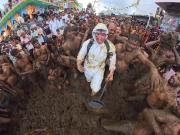 Un influencer se metió en el festival de excremento de vaca y provocó una fuerte polémica