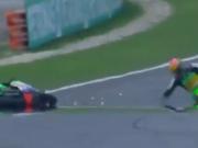 Cuál es el estado de salud del joven piloto que sufrió un brutal accidente en el Moto3: Su condición es estable pero todavía crítica