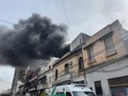 Impactante incendio en un taller mecánico en Parque Patricios: evacuaron de urgencia dos escuelas y torres de departamentos