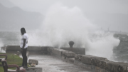 El huracán Melissa llegó a Jamaica: se esperan vientos de 300 km y lluvias devastadoras