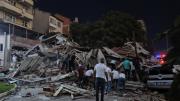 Un fuerte sismo en Turquía destruyó edificios y dejó 26 heridos que saltaron por ventanas y balcones