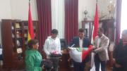Alcalde de Tarija entrega indumentaria a atletas que participarán en un sudamericano