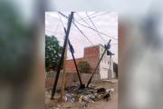 No aprenden más: quemaron basura en la vereda y dejaron dos postes a punto de caer