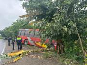 Accidente en la ruta 301: un trabajador rural resultó herido tras caer de un colectivo