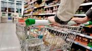 Supermercados: los argentinos consumen cada vez menos y se endeudan más