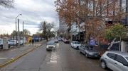 En pleno centro de Neuquén y a bordo de la moto, quiso atropellar a su expareja: “Se la tiró encima”