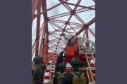 Efectivos rescataron a un hombre que intentó arrojarse del Puente Carretero