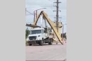 Un camión arrancó un arco de ingreso al entrar a la ciudad de Fernández