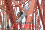 Rescataron a un hombre que intentó arrojarse del Puente Carretero