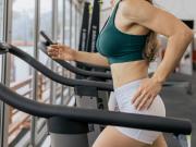 En un gimnasio ofrecen un lujoso auto como premio a quien complete un polémico y peligroso reto