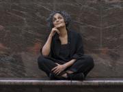 La escritora india Arundhati Roy revela la compleja relación con su madre en su nuevo libro