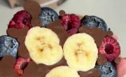 Sin horno y en minutos: receta fit de galletitas heladas de chocolate, frutos rojos y banana para este verano 2026