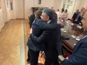De ignorarlo a fundirse en un abrazo: el cálido saludo de Javier Milei a Jorge Macri