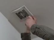 Notó un destello en el baño y descubrió la perversa práctica del dueño del edificio en 12 departamentos