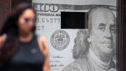 El dólar sigue aportando alivio