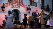 VIDEO: Trump se topó con su “mini” en Halloween y la escena se volvió viral