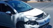 Un auto terminó dañado, tras un choque en una importante esquina de Santa Lucía