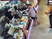 Halló miles de dólares, los devolvió y recibió recompensa: Él no quería ningún reconocimiento